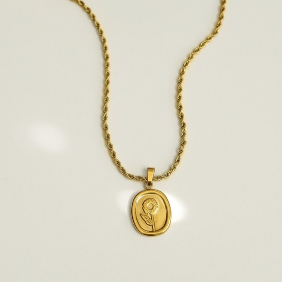 Sunflower Twisted Chain Flower Necklace | Gold Plated Stainless Steel - Picture 4 of 4